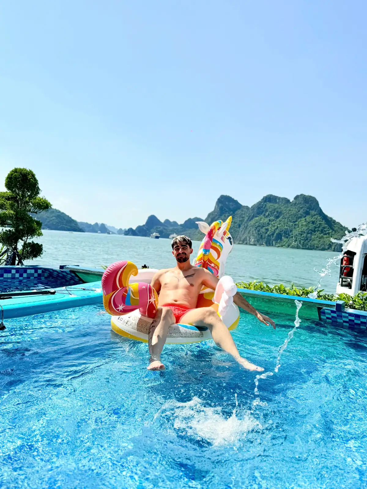 Bể bơi vô cực trên du thuyền Celina nhìn ra vịnh Lan Hạ