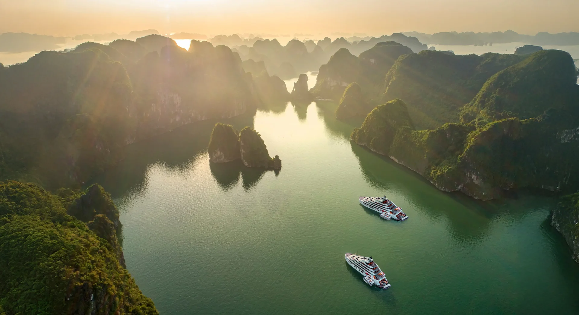 Hai du thuyền Grand Pioneers I và II giữa Vịnh Hạ Long lúc hoàng hôn