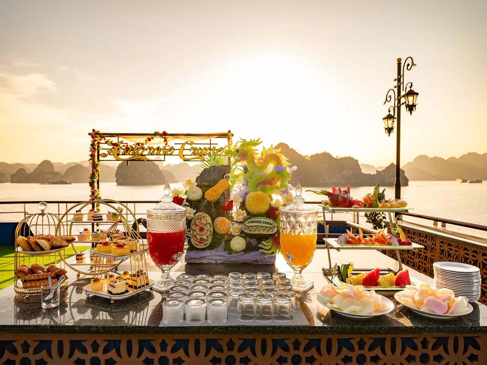 Tiệc trà chiều (sunset party) trên boong du thuyền Ambrose Cruise