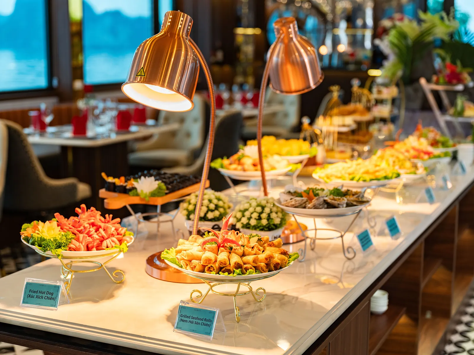Bữa trưa buffet hải sản phục vụ khách trên du thuyền Ambrose Cruise