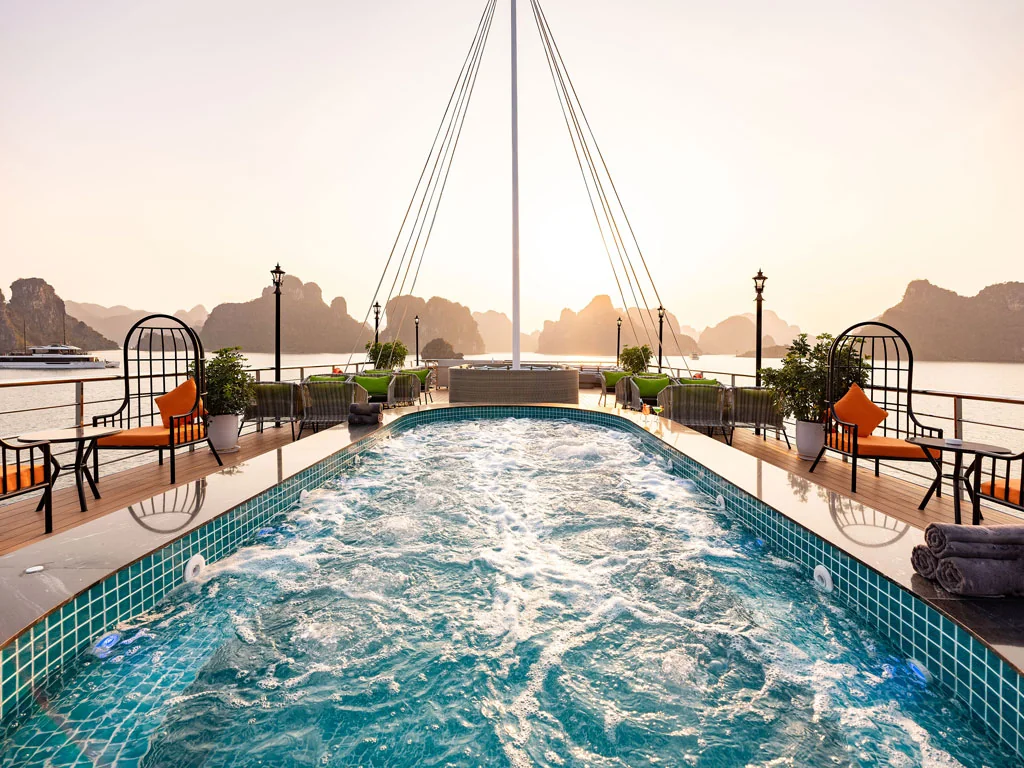 Bể sục Jacuzzi bốn mùa trên boong tàu Aurora Halong Cruises