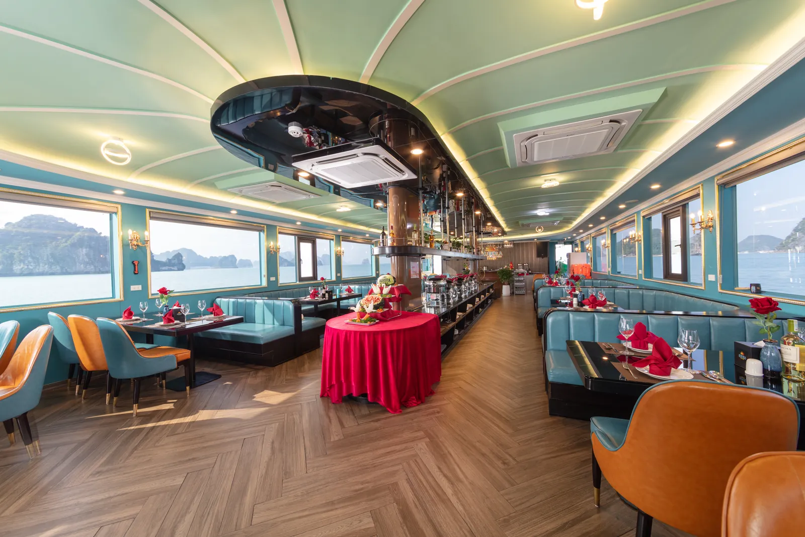 Nhà hàng trên du thuyền Aurora Halong Cruises