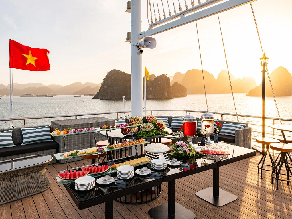 Tiệc Sunset Party trên boong tàu Aurora Halong Cruises lúc hoàng hôn