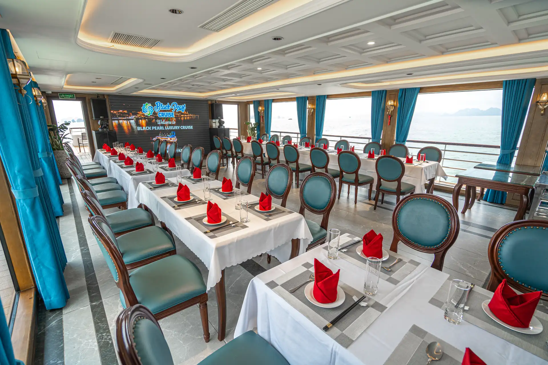 Không gian nhà hàng trên du thuyền Black Pearl Cruise