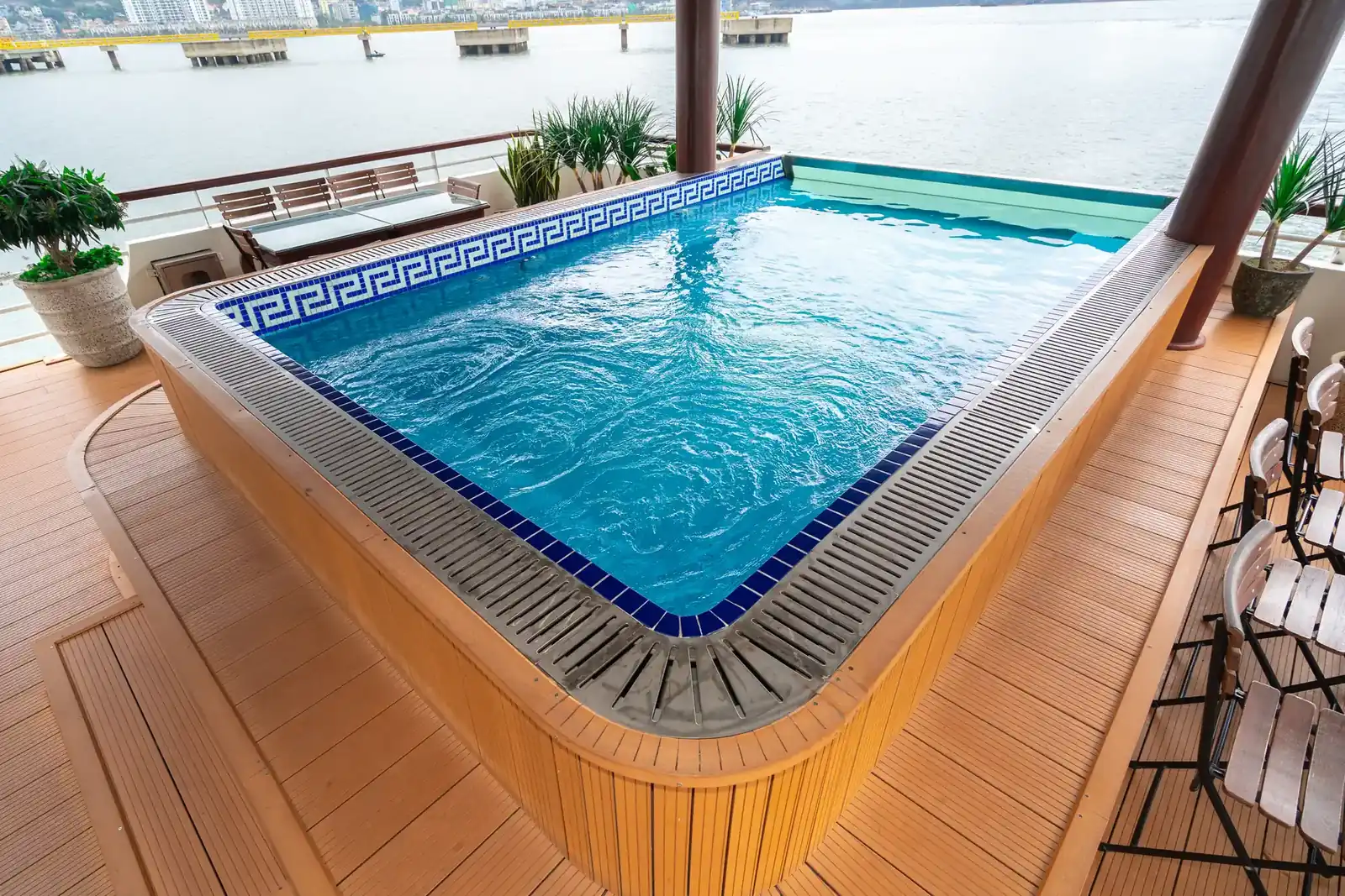 Bể sục Jacuzzi bốn mùa trên boong du thuyền Black Pearl Cruise