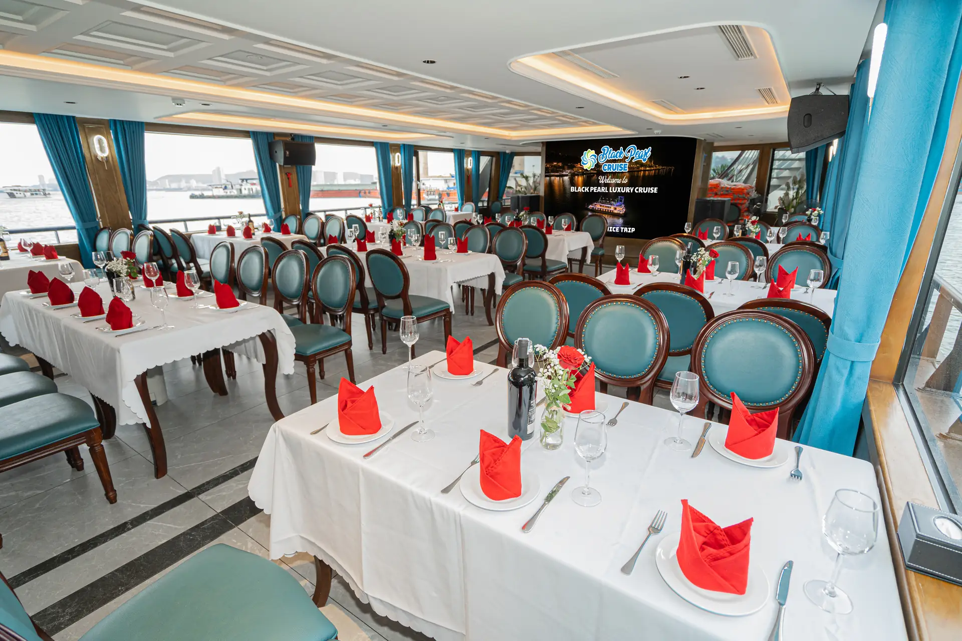 Không gian tiệc tối trên du thuyền Black Pearl Cruise