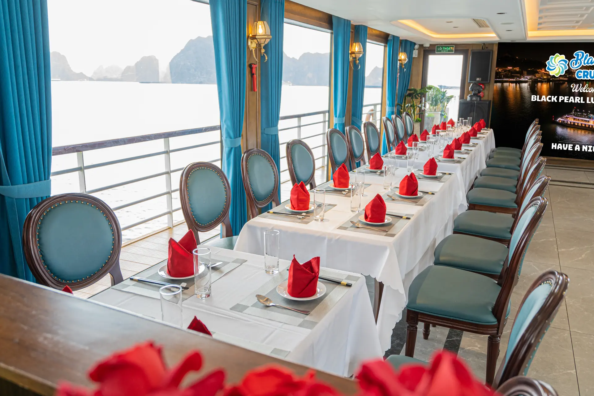 Không gian nhà hàng trên du thuyền Black Pearl Cruise