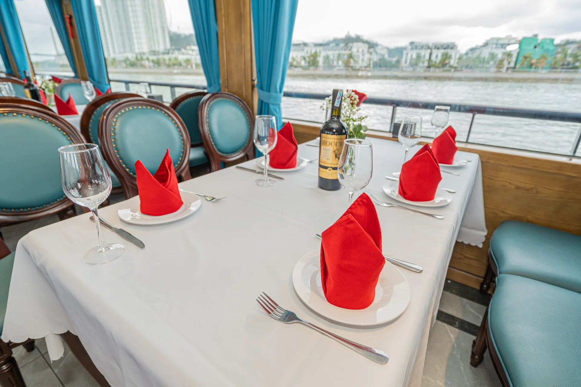 Bàn tiệc được chuẩn bị sẵn sàng trên du thuyền Black Pearl Cruise