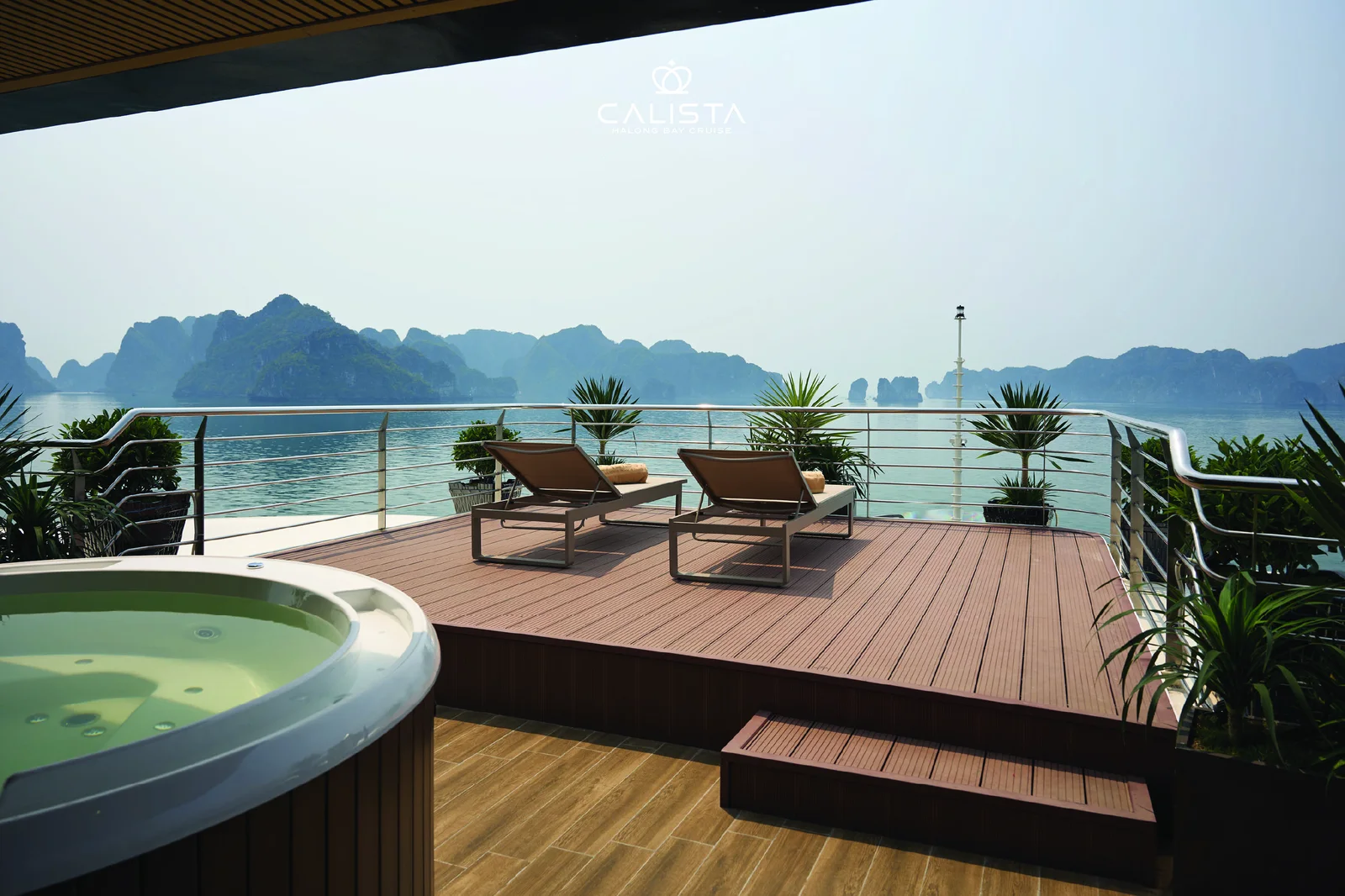 Phòng President 126m² du thuyền Calista Hạ Long có sân riêng và Jacuzzi