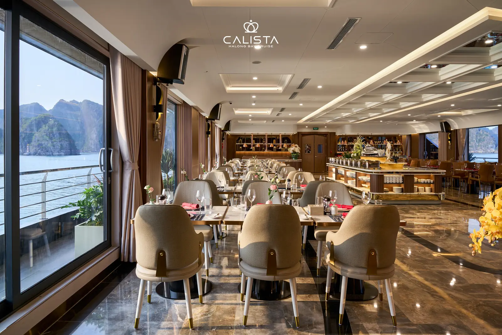 Nhà hàng Bayview Dining có sân khấu biểu diễn trên du thuyền Calista