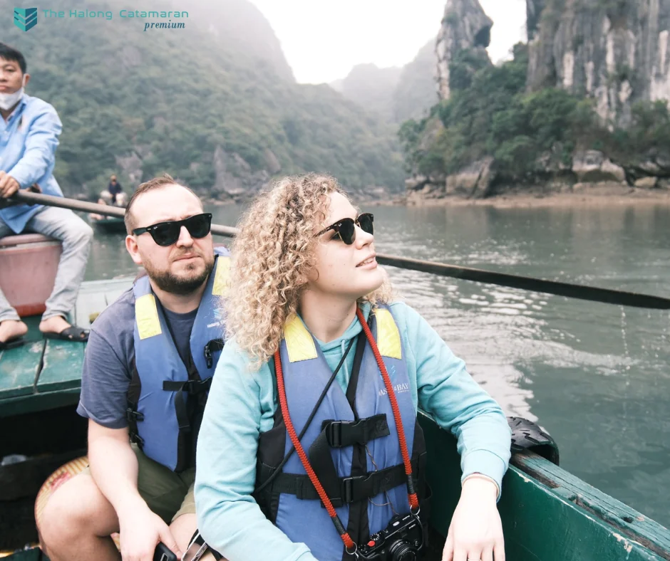 Khách ngồi thuyền nan tham quan hang Sáng Tối trên Vịnh Lan Hạ