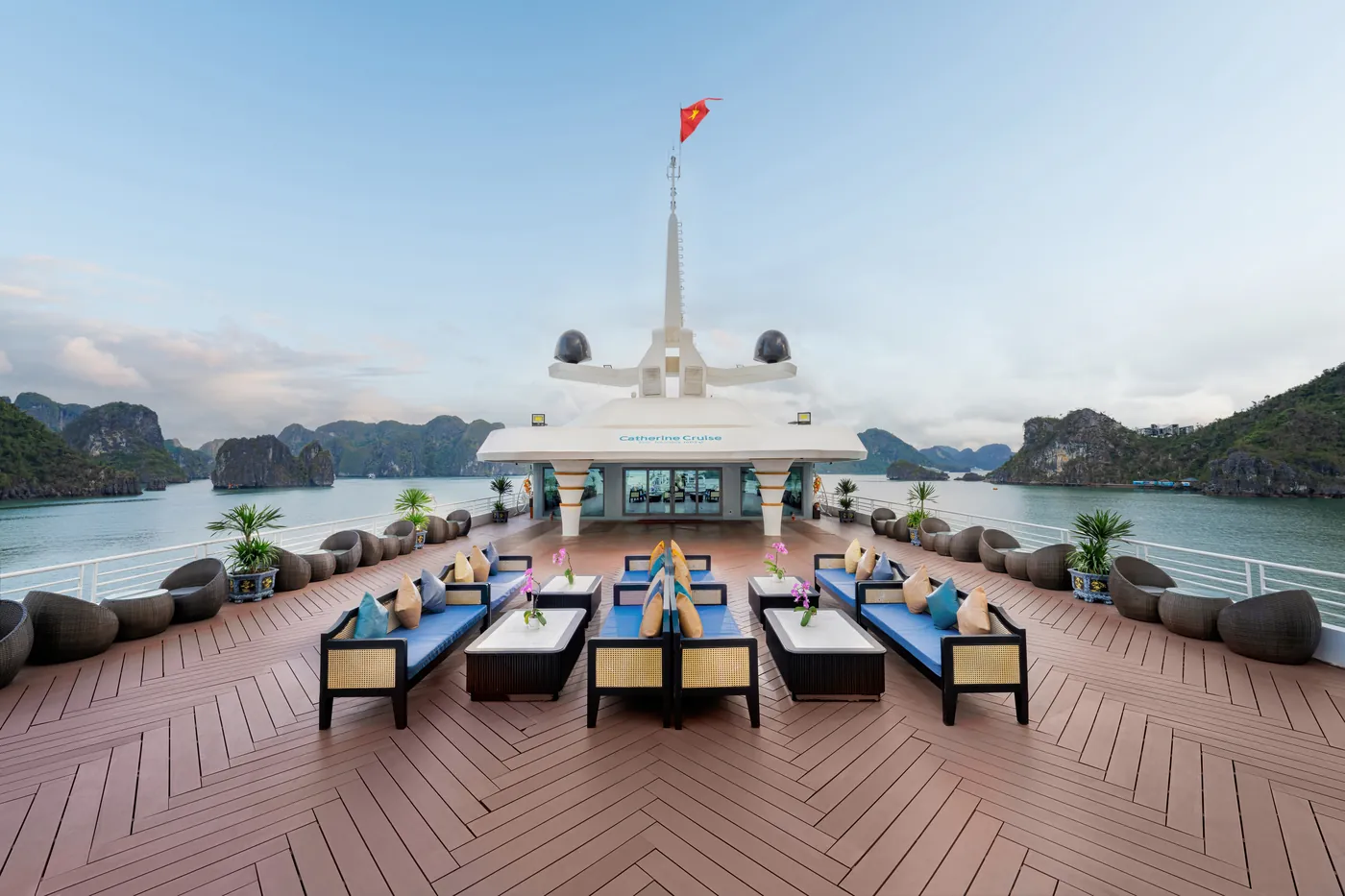 Sân thượng du thuyền Catherine nơi đón bình minh và tập dưỡng sinh