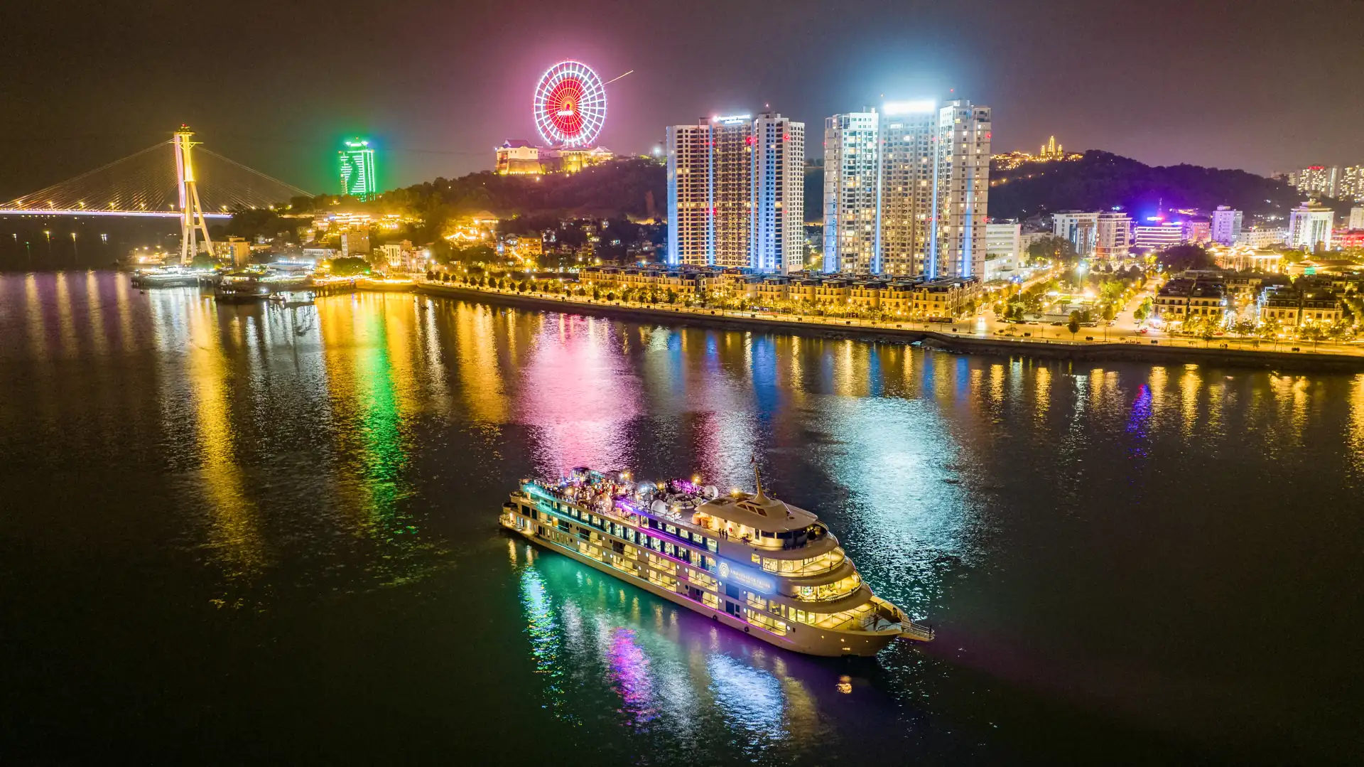 Du thuyền Ambassador Dinner Cruise trên Vịnh Hạ Long về đêm