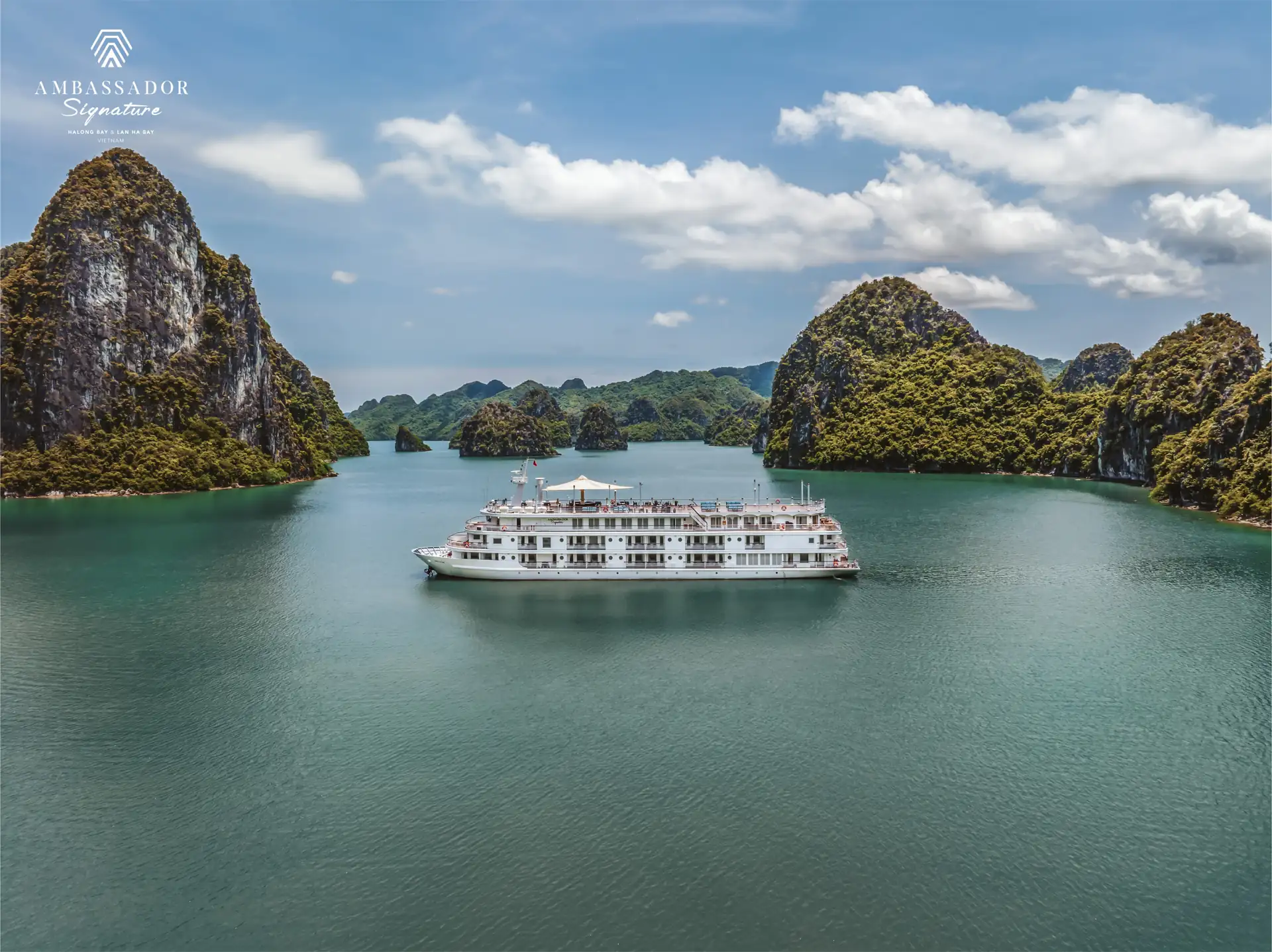 Du thuyền Ambassador Signature trên Vịnh Lan Hạ