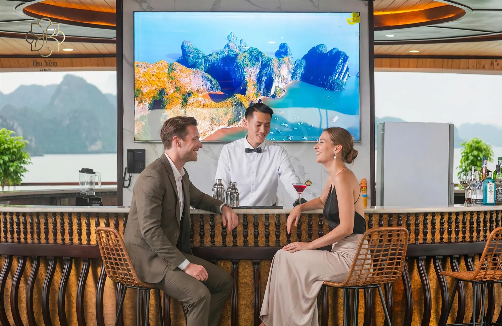 Quầy bar sang trọng trên du thuyền Du Yên