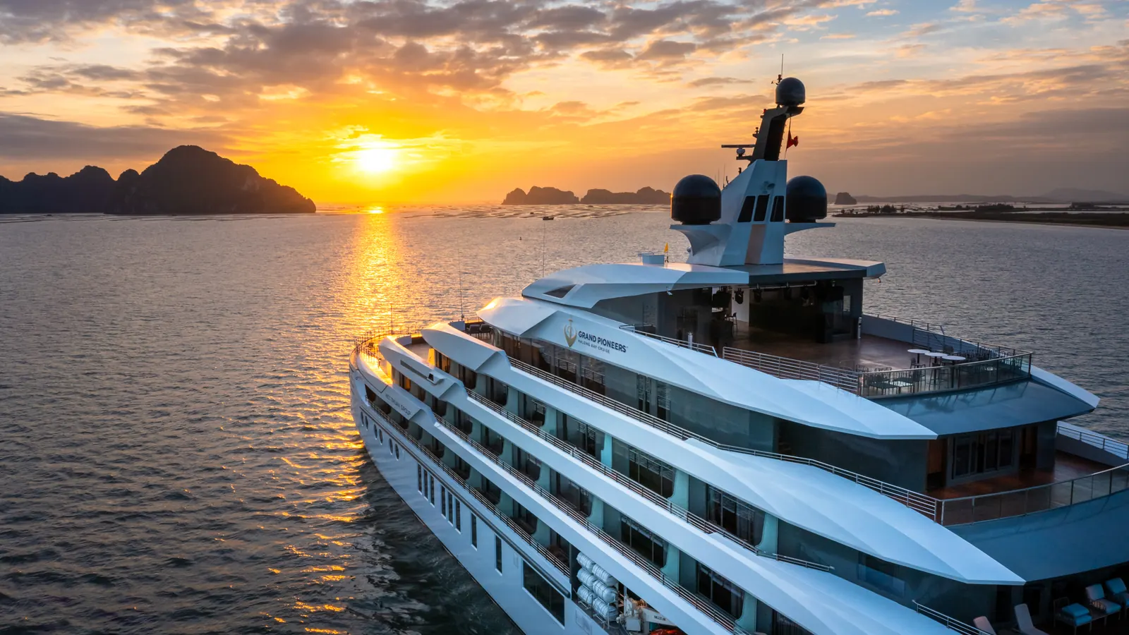 Sundeck du thuyền lúc hoàng hôn trên Vịnh Hạ Long