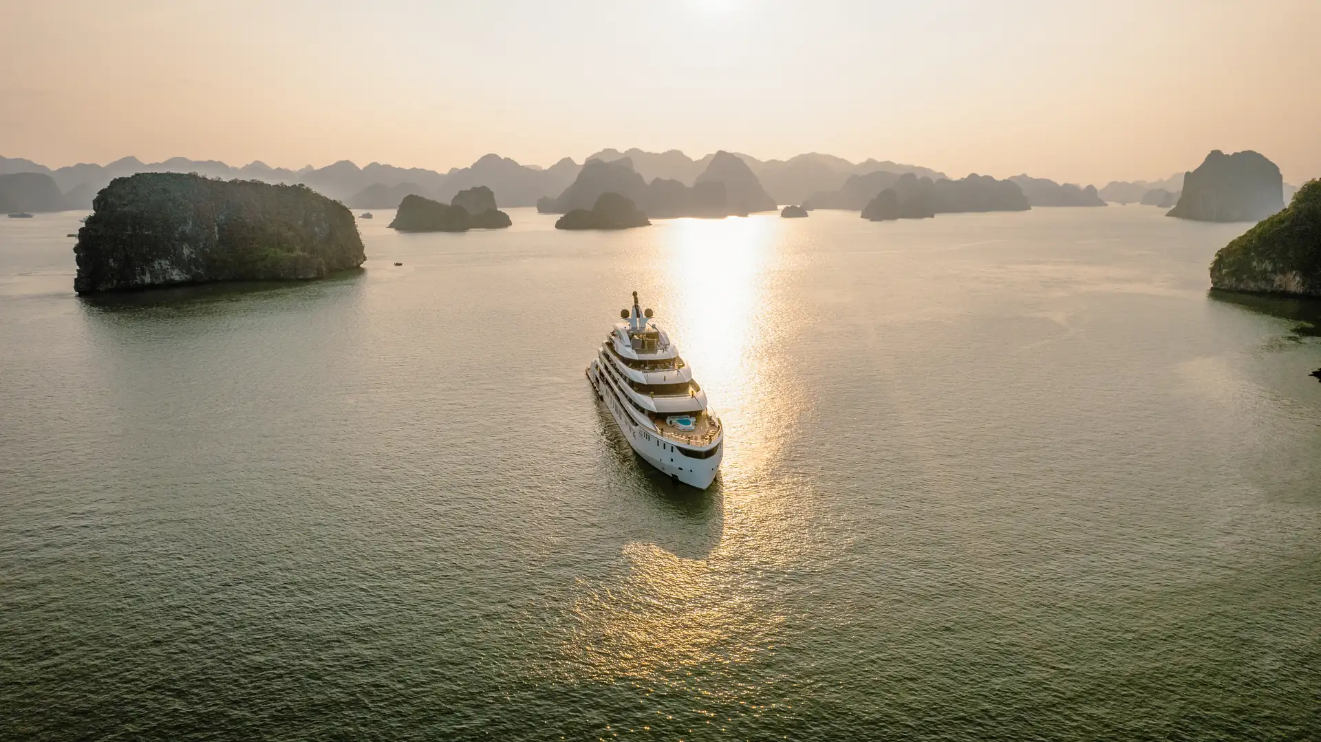 Du thuyền ngủ đêm 6 sao trên Vịnh Hạ Long