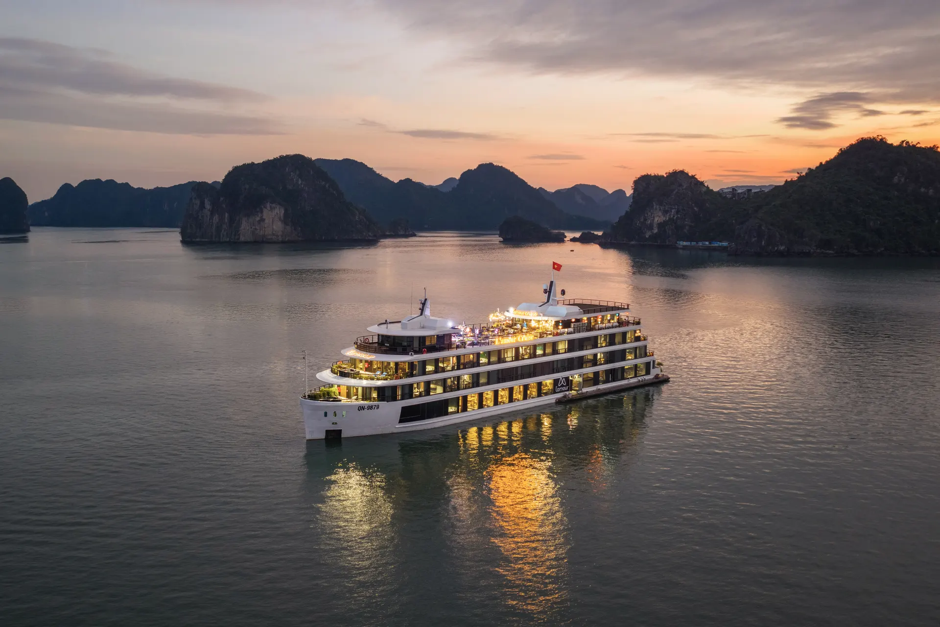 Du thuyền L''amour 5 sao trên Vịnh Hạ Long