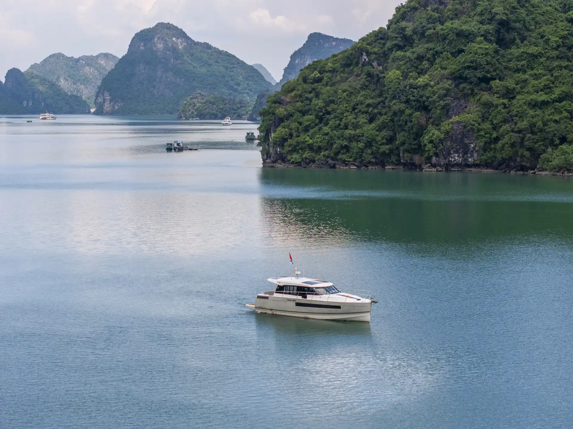 Thuê du thuyền cá nhân Hạ Long — charter nguyên chiếc trên vịnh
