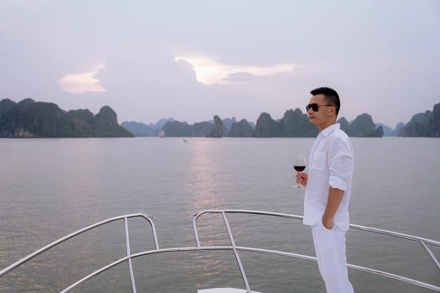 Ngắm hoàng hôn khi thuê du thuyền cá nhân Hạ Long