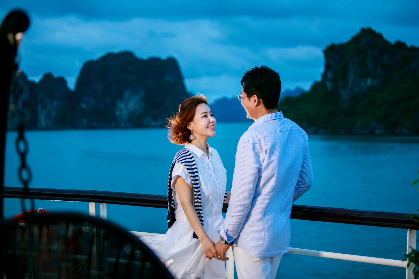 Cặp đôi tận hưởng khoảnh khắc lãng mạn trên boong du thuyền Hạ Long Princess