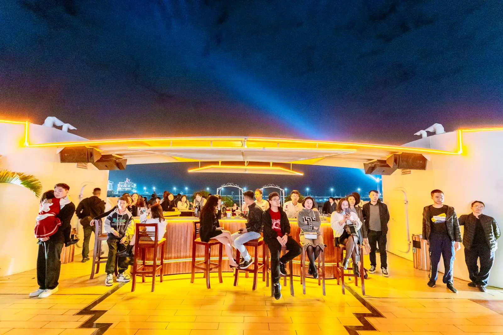 Sundeck Sky Bar trên du thuyền Hạ Long Princess về đêm