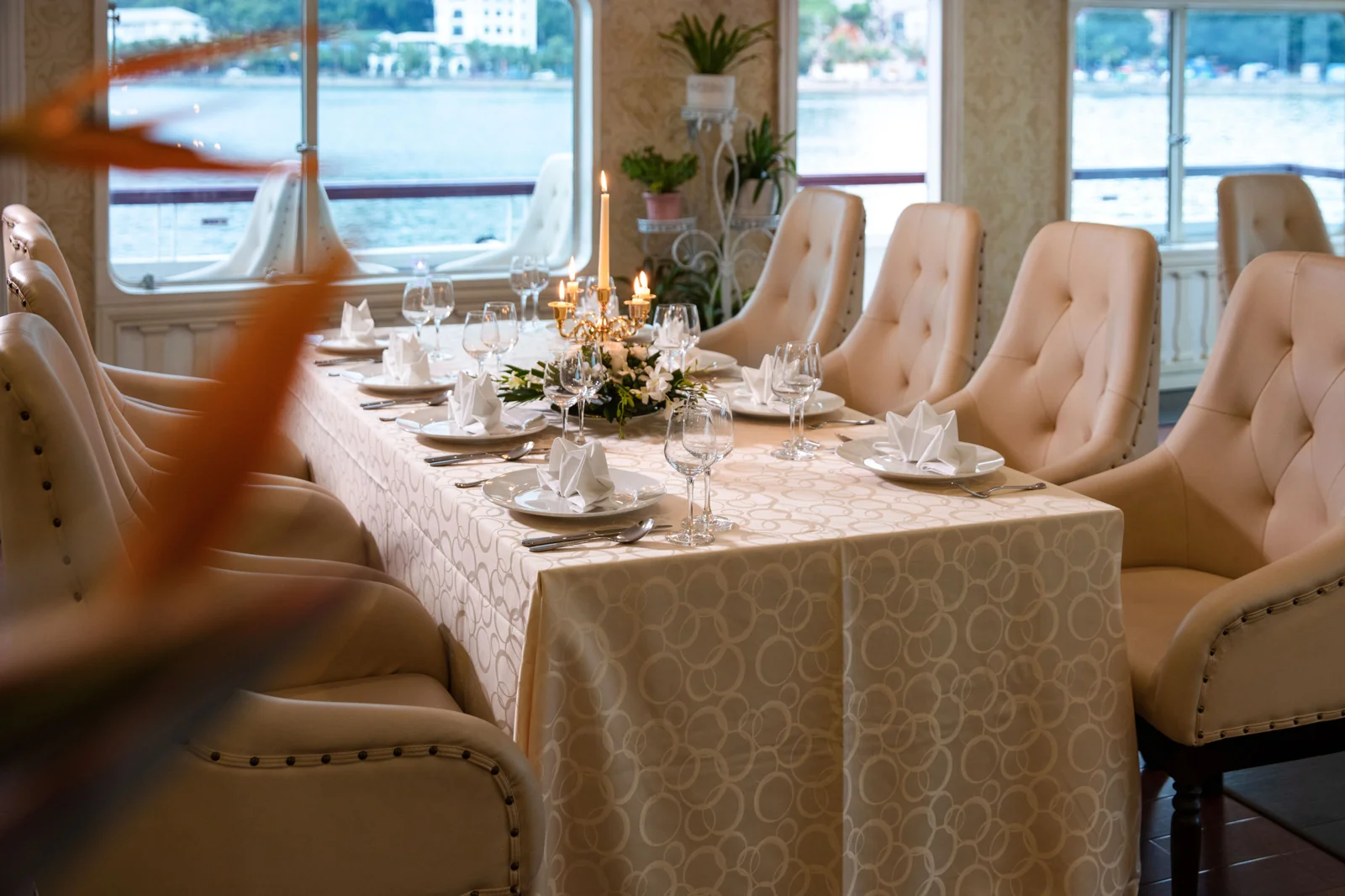 Nhà hàng Viet House trên du thuyền Hạ Long Princess bài trí bàn tiệc lãng mạn