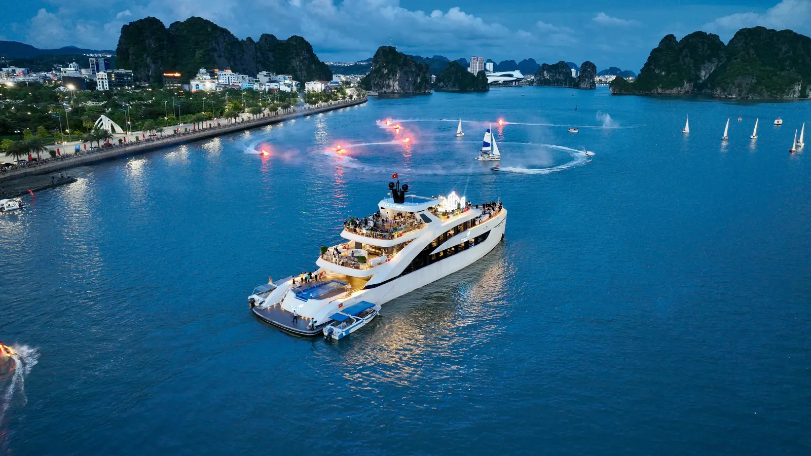 Du thuyền Saquila nhìn từ trên cao trên Vịnh Hạ Long