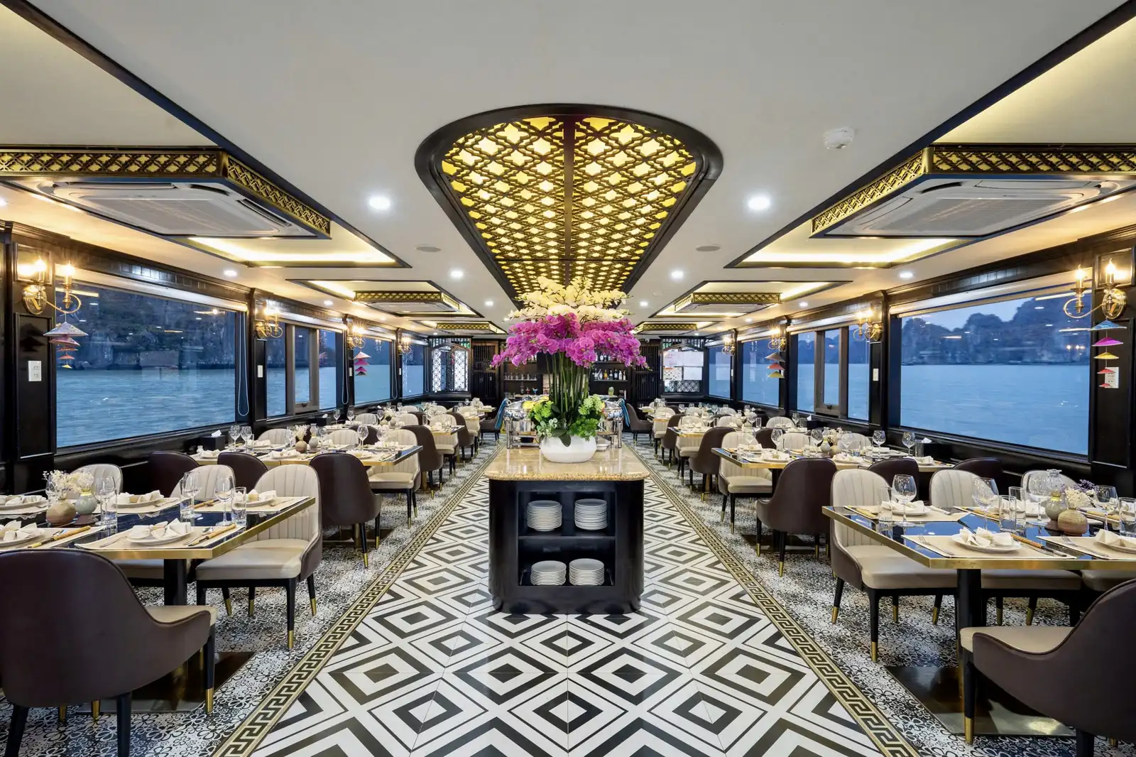 Nhà hàng tầng 1 trên du thuyền Vera Cruises phục vụ bữa tối