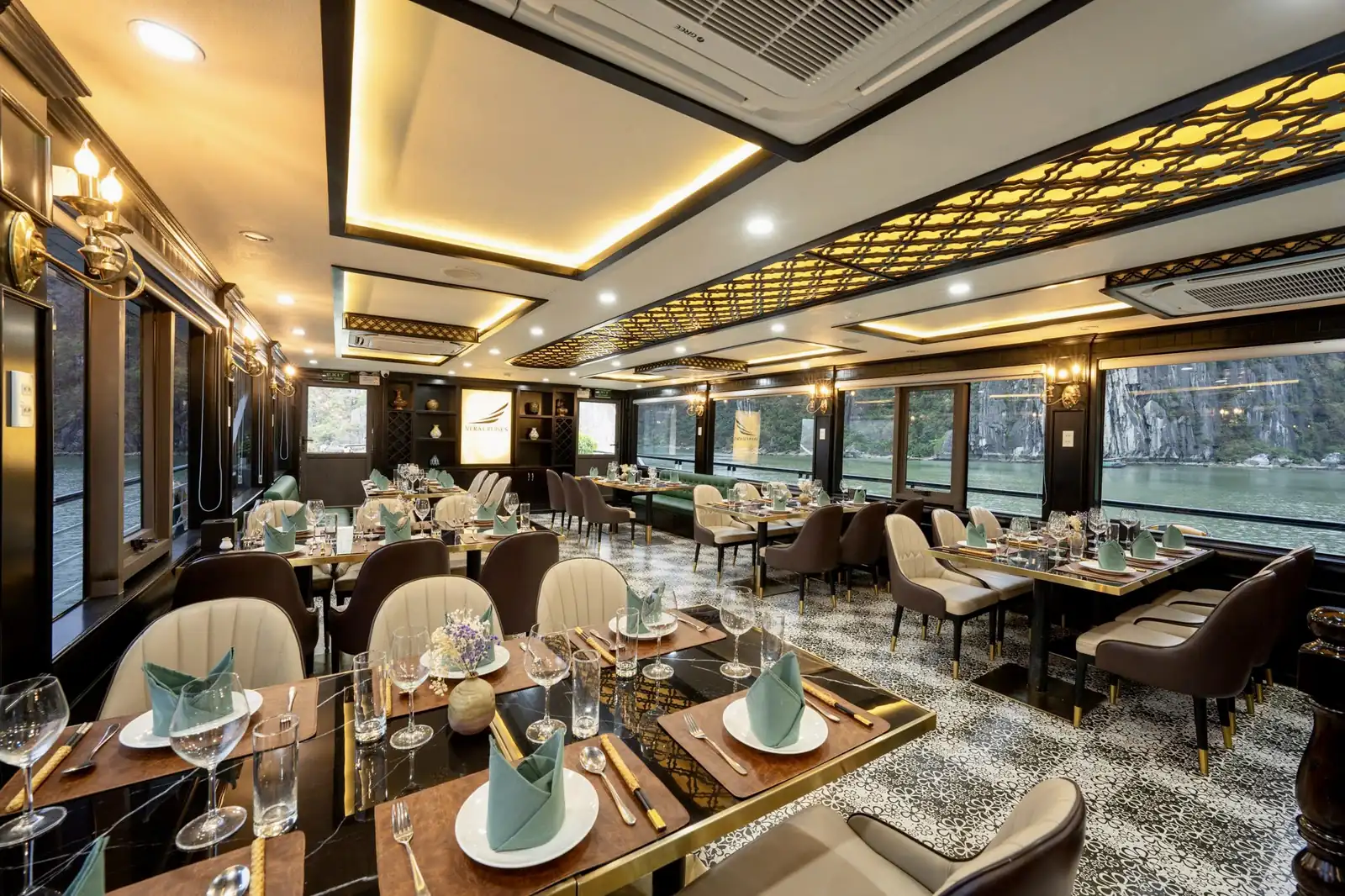 Nhà hàng tầng 2 trên du thuyền Vera Cruises về đêm